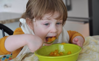 common food choking hazards for toddlers, including grapes, hot dogs, and popcorn, with safety preparation tips like slicing and cutting into small pieces.