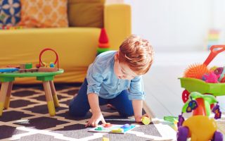 9 Ways to Encourage Independent Play So You Can Finally Pee Alone